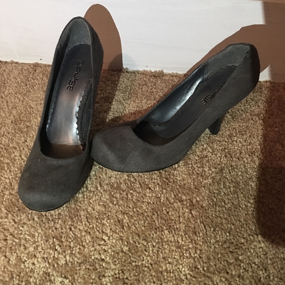 Grey pumps